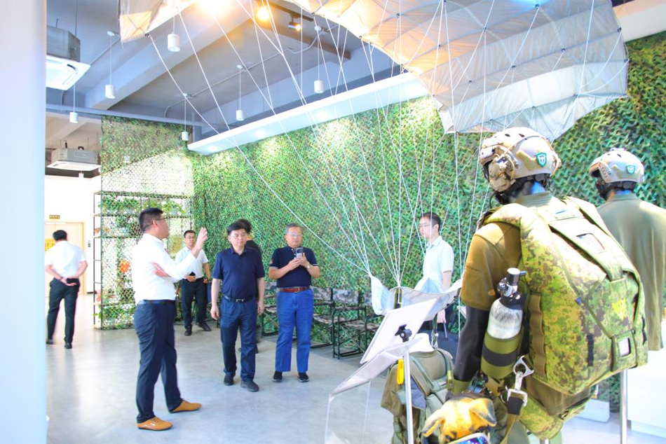 贵州省工信厅党组书记敖鸿一行莅临深圳创世大发装备旅行调研，探讨相助共促工业生长