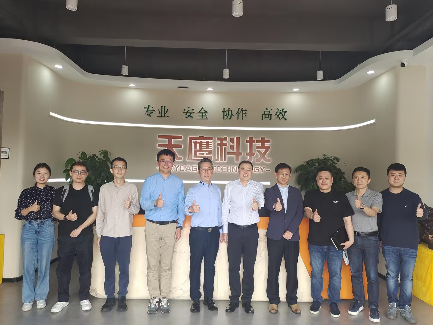 成都会青羊区向导率队赴创世大发开展投资增进考察事情(图4)